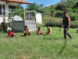 Ciptakan Lingkungan Sekolah Bersih, Babinsa Matawai La Pawu Ajak Guru Dan Murid Kerja Bakti