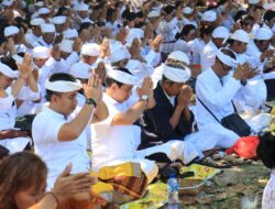 Pemkab Jembrana Bhakti Penganyar Di Pura Luhur Giri Salaka Alas Purwo