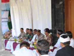 Danrem 163/Wirasatya Dampingi Menteri ATR/Kepala BPN Serahkan Sertifikat Tanah di Kabupaten Bangli