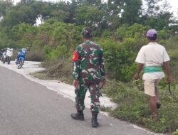 Babinsa Serda Syamsurijal Bersama Warga Gotong Royong Bersihkan Jalan