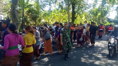 Babinsa Kodim Bangli Kawal Jalanya Prosesi Upacara Ngaben Agar Berjalan Aman dan Lancar
