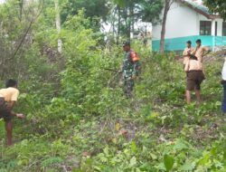 Ciptakan Lingkungan Sekolah Bersih, Babinsa Ajak Guru Dan Murid Kerja Bakti