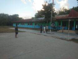 Babinsa Serka Fajarudin Latih Siswa SMA N 1 Rindi Umalulu Petugas Pengibar Bendera