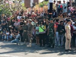 Babinsa Lakukan Pengamanan Parade Budaya Guna Menciptakan Kondusifitas Tetap Terjaga