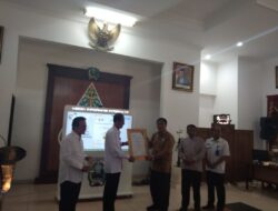 Penyerahan Sertifikat Akreditasi RSUD Dr. Sayidiman Magetan