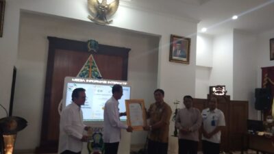 Penyerahan Sertifikat Akreditasi RSUD Dr. Sayidiman Magetan