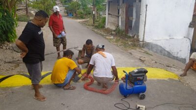 Antisipasi Kecelakaan Warga Manulai Buat Polisi Tidur