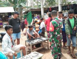 Kunjungi Pasar Tradisional Babinsa Pastikan Stabilitas Harga Sembako Tetap Stabil