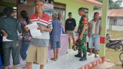 Babinsa Pahunga Lodu Laksanakan Pendampingan Pembagian Bantuan Beras Dari Bulog