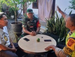 Membahas Keamanan Dan Kenyamanan Lingkungan, Babinsa Komsos Bersama Tokoh Adat Di Wilayah Binaan