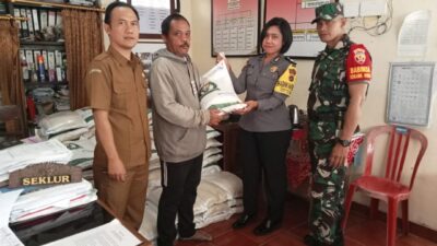 Babinsa Dampingi Pendistribusian Bantuan Pangan Berupa Beras Untuk Warga Kelurahan Kawan Agar Berjalan Aman