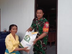 Babinsa Monitoring Pembagian Beras CBP Di Wilayah Binaan