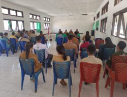 Babinsa Serma Dominggus Liu Menghadiri Rapat Persiapan Sertijab Camat Haharu