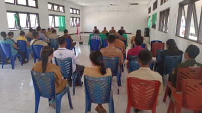 Babinsa Serma Dominggus Liu Menghadiri Rapat Persiapan Sertijab Camat Haharu