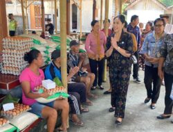 Ny. Candrawati Tamba Bersama PKK Jembrana Kembali Salurkan Bantuan Sembako Terhadap Warga Disabilitas Dan Lanjut Usia