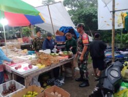 Jelang Tumpek Landep, Babinsa Pantau Pasar Tradisional