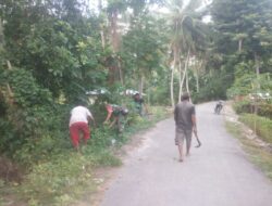 Jumat Bersih, Babinsa Koramil Rindi Bersama Warga Bersihkan Lingkungan Desa