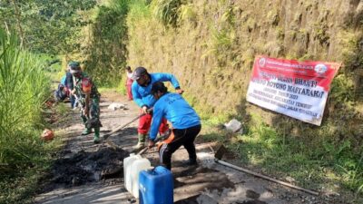Babinsa Desa Peninjoan Kecamatan Tembuku Ikut Kegiatan Gotong Royong