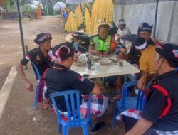 Ajak Pecalang Jaga Keamanan Wilayah Tetap Kondusif, Babinsa Laksanakan Komsos