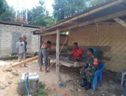 Kebersamaan Babinsa Koptu Mukmin, Gotong Royong Bangun Rumah Warga