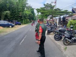 Babinsa Bantu Atur Lalu Lintas, Agar Kegiatan Upacara Dewa Yadnya Berjalan Aman Dan Lancar