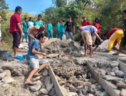 Buat Jalan Rabat Beton, Babinsa Bersama Warga Dan Pihak Sekolah Gotong-Royong