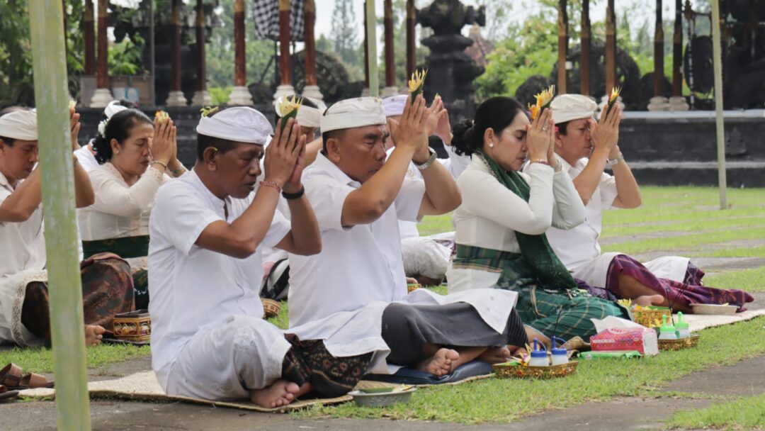 Nyineb Warsa, Bupati Tamba Gelar Persembahyangan Bersama