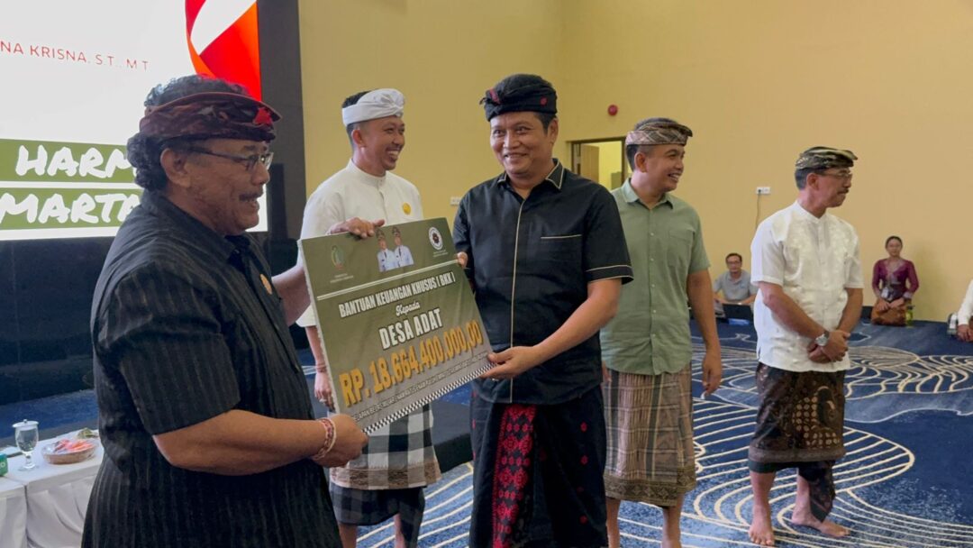 Bupati Jembrana Serahkan Bantuan Keuangan Khusus dan Subsidi Ogoh-Ogoh Sebagai Wujud Komitmen Melestarikan Budaya Dan Meningkatkan Kesejahteraan Masyarakat