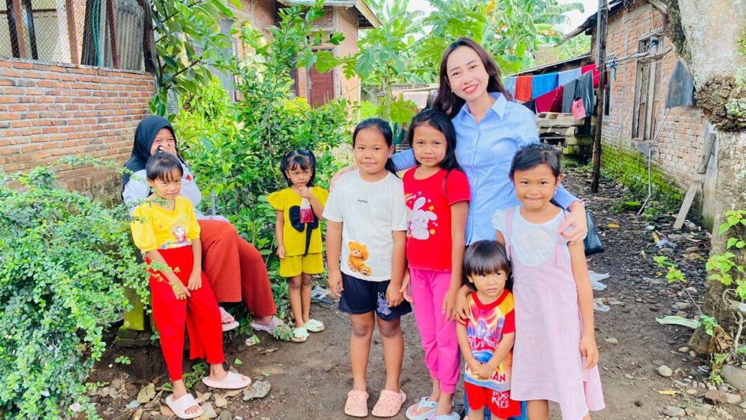 Anggota DPRD Jembrana, Luh Putu Diah Puspayanti, Santuni Anak Yatim Dan Fakir Miskin Di Desa Banyubiru