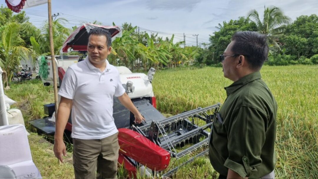 Bupati Kembang Hartawan Dorong Petani Gunakan Alsintan Agar Lebih Efisien Dan Optimal Secara Produksi
