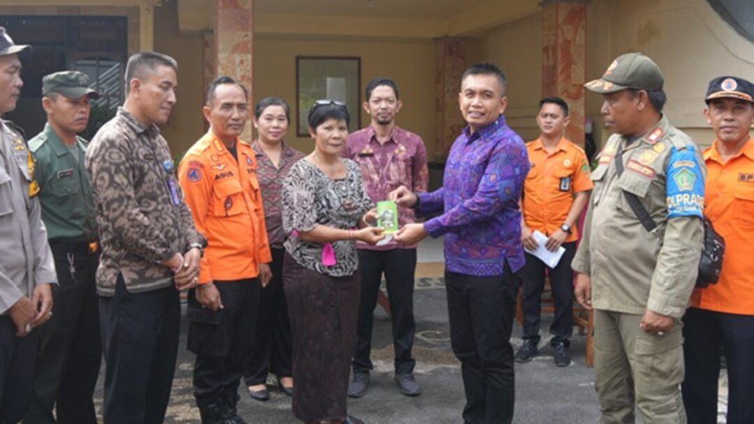 Wabup Ipat Serahkan Bantuan Tak Terduga Ditiga Lokasi Bencana