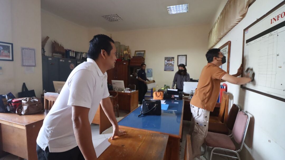 Bupati Kembang Hartawan Dan Wabup Patriana Krisna Turun Langsung Pimpin Jumat Bersih