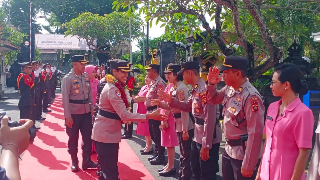Resmi Jabat Kapolres Jembrana, AKBP Kadek Citra Dewi Suparwati, S.H., S.I.K., M.I.K. Disambut Dengan Tradisi Pedang Pora