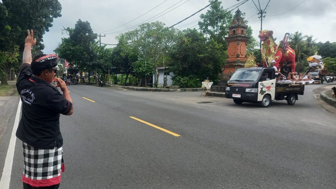 Bhabinkamtibmas Desa Nusasari Polsek Melaya Polres Jembrana Memantau Giat Pengabenan