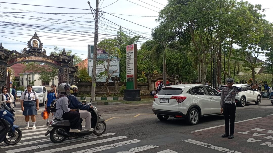 Satlantas Polres Jembrana Kawal Kepulangan Siswa SMPN 1 Negara
