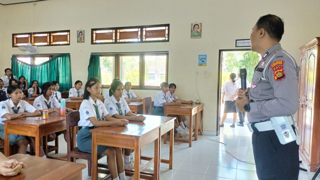 Satlantas Polres Jembrana Gelar Binluh Kamseltibcar Lantas di SMAN 2 Mendoyo