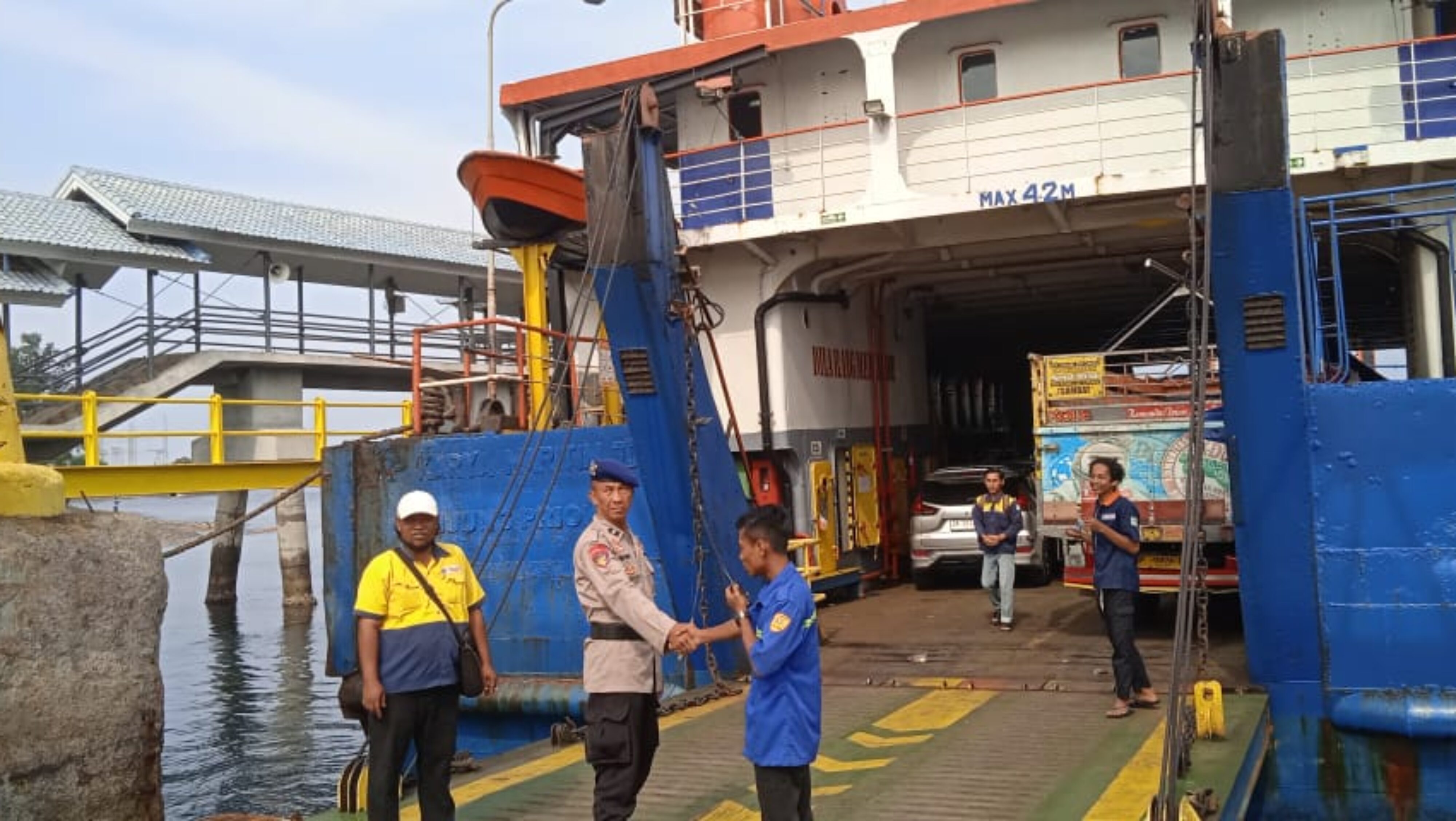 Personel Sat Polairud Polres Jembrana Laksanakan Patroli Sambang Di Pelabuhan Gilimanuk