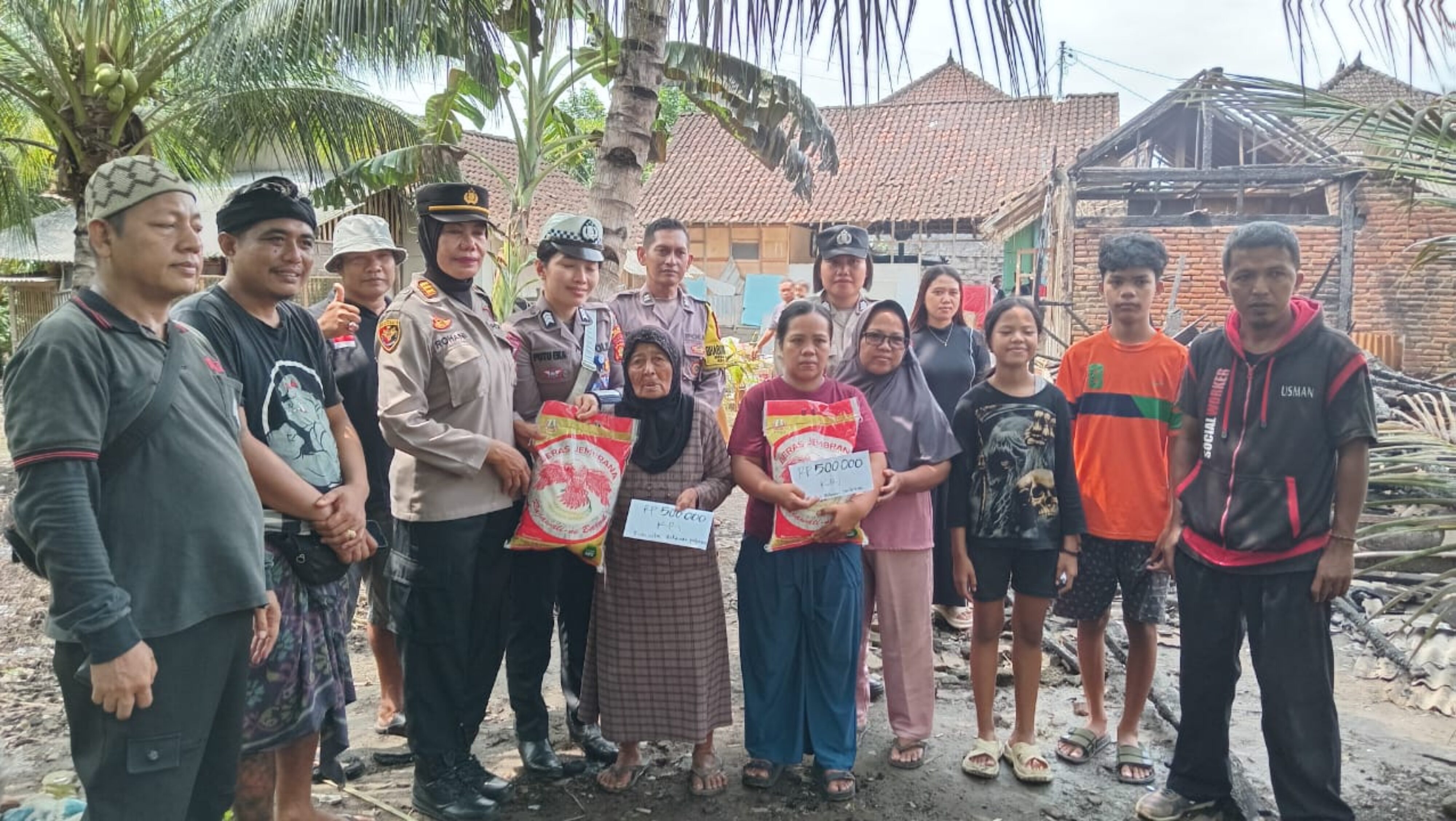 Polwan Polres Jembrana Bersama Komunitas Relawan Jembrana Bantu Kebakaran di Melaya