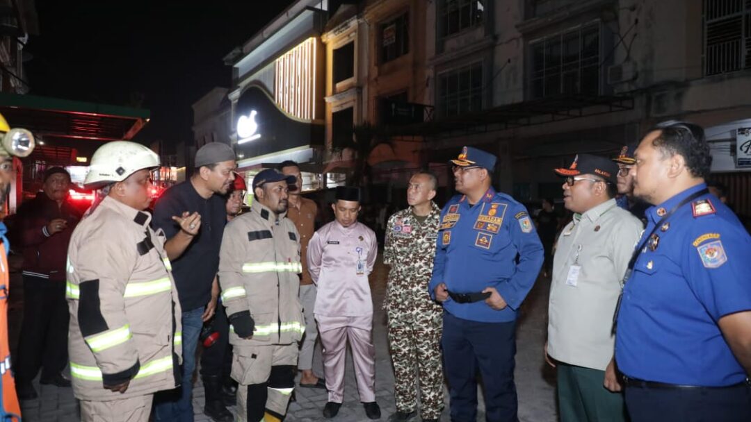 Dirjen Bina Adwil Safrizal ZA Beri Komando Langsung Kepada Tim Damkar Dalam Penanganan Kebakaran Di Pekanbaru