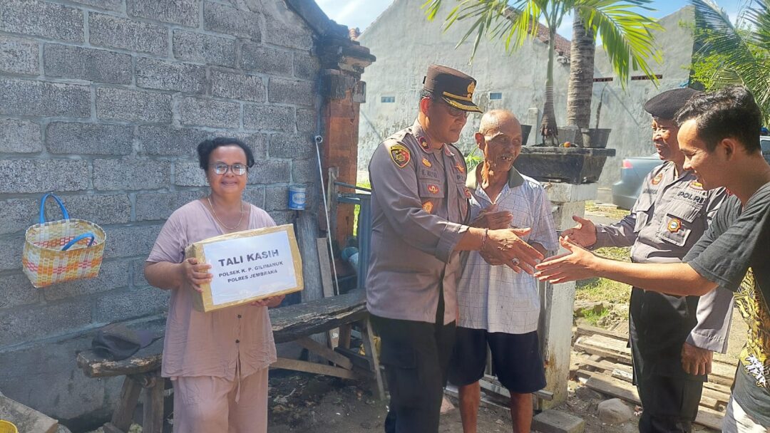 Kapolsek Gilimanuk Tunjukkan Kepedulian, Salurkan Bantuan Tali Kasih Kepada Warga Kurang Mampu di Asri Barat