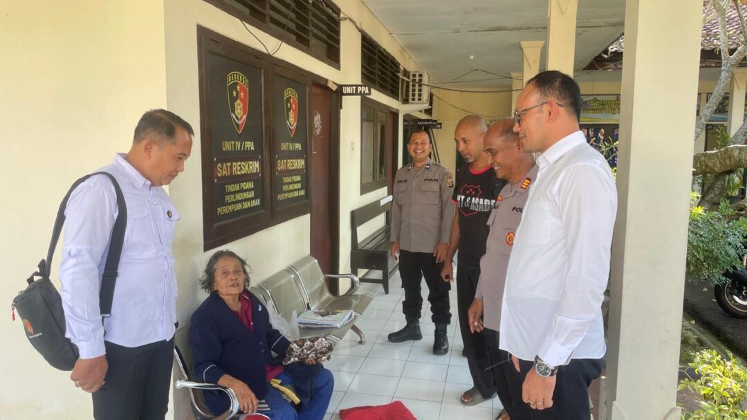 Polres Jembrana Tanggapi Cepat Laporan Warga, Kembalikan Ibu Kehilangan Tas Ke Rumah