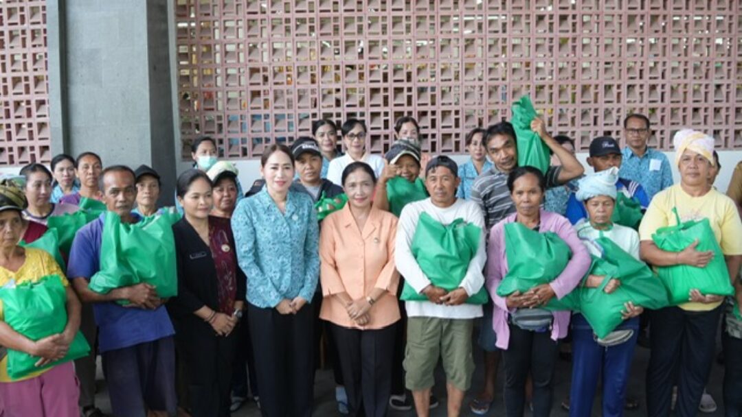 Hari Kartini, PKK Jembrana Berbagi Dengan Tenaga Panggul Pasar Negara