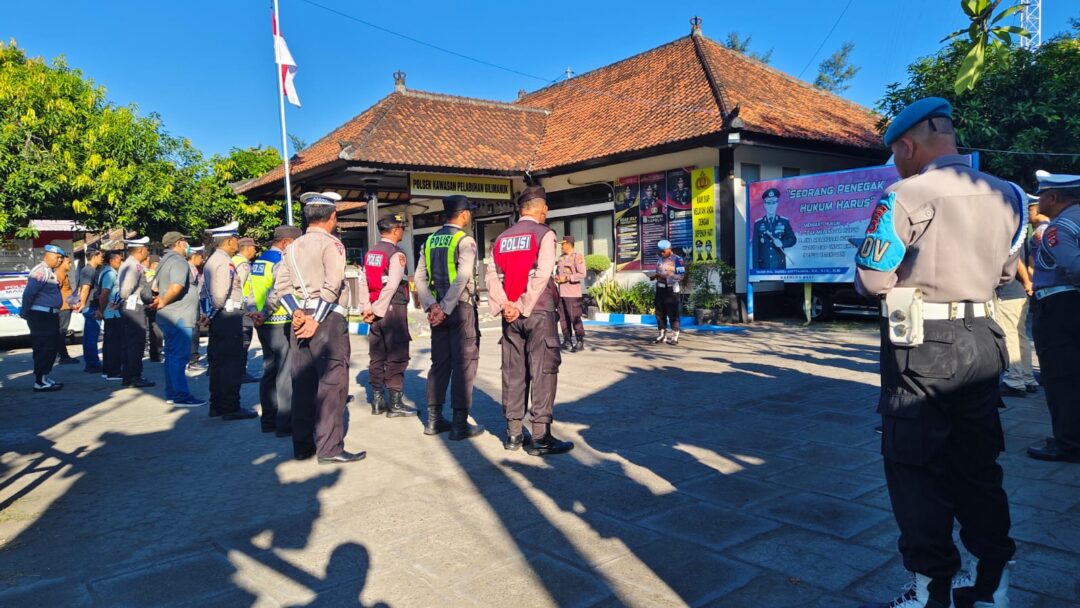 Pimpin Apel Siaga Peringatan Hari Buruh Internasional, Kapolsek Kawasan Pelabuan Gilimanuk Berikan Arahan Penting