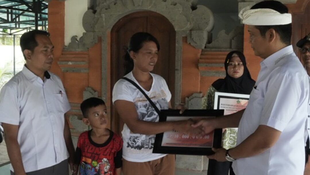 Sampaikan Duka Cita , Bupati Jembrana Serahkan Bantuan Kepada Warga Korban Bencana Alam