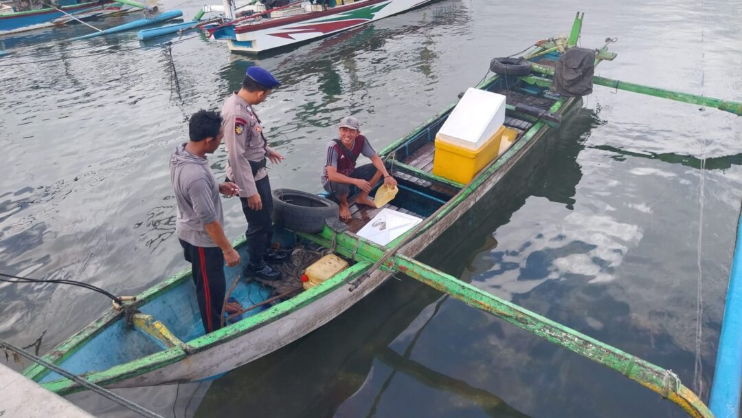 Personel Sat Polairud Polres Jembrana Sosialisasikan Call Center Polri 110 Kepada Nelayan di Pantai Pengambengan