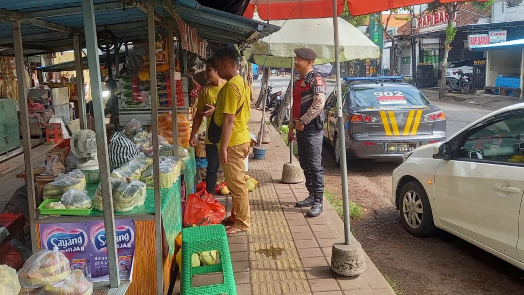 Personel Samapta Polres Jembrana Sosialisasikan Call Center Polri 110 Ke Pedagang Dan Pengunjung Pasar Tradisional