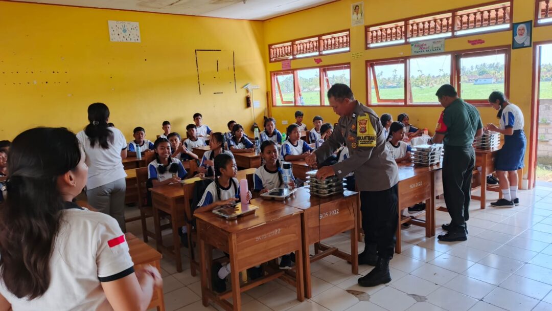 Bersinergi Dengan Babinsa, Bhabinkamtibmas Polres Jembrana Pantau Pembagian Makanan Bergizi Di SMPN 2 Mendoyo