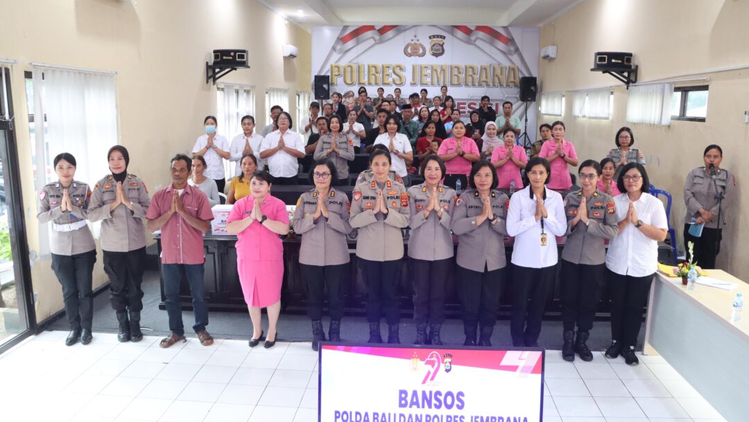 Polwan Peduli, Pakor Polwan Polda Bali Dan Polwan Polres Jembrana Salurkan Bansos Sambut Hari Bhayangkara Ke-79