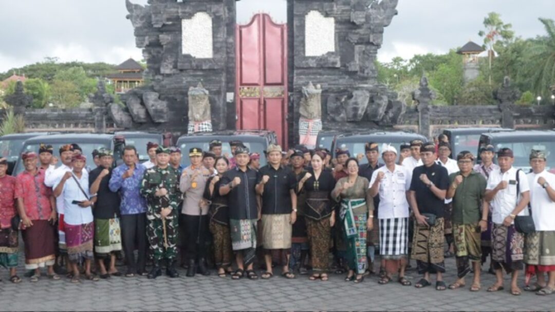 Serahkan 43 Unit Mobil Pickup, Kini Seluruh Desa Adat Di Jembrana Miliki Kendaraan Operasional Pelestarian Adat