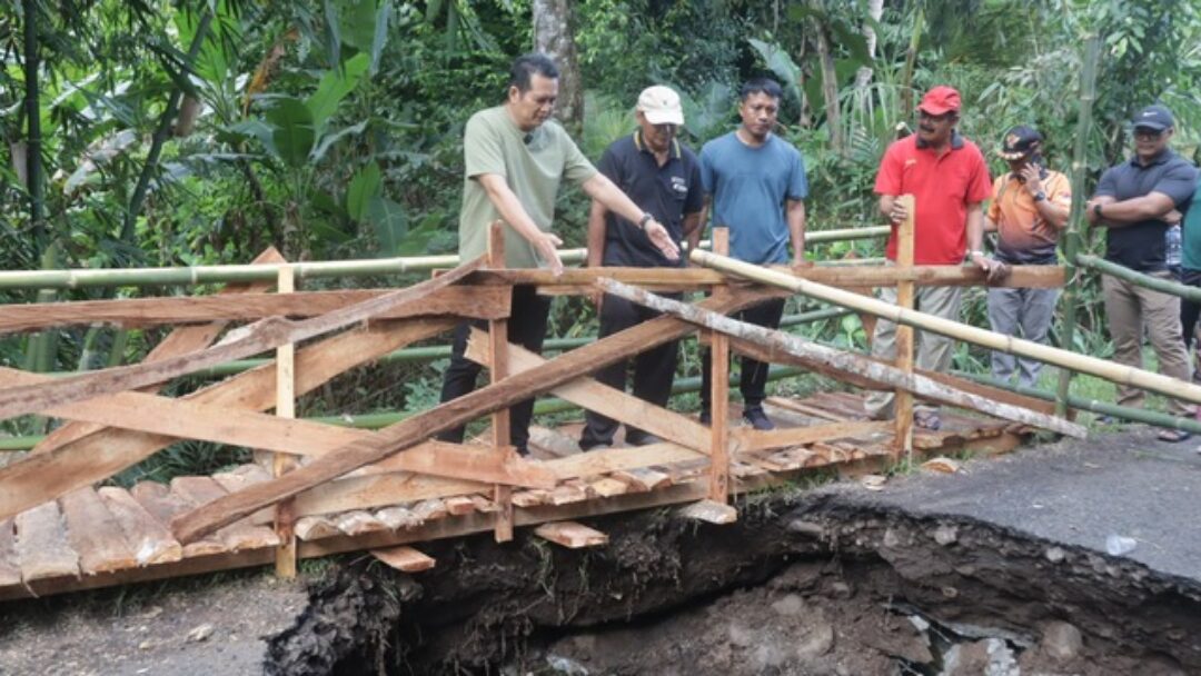Pastikan Pemerintah Gerak Cepat, Bupati Kembang Tinjau Lokasi Terdampak Bencana Alam Di Jembrana